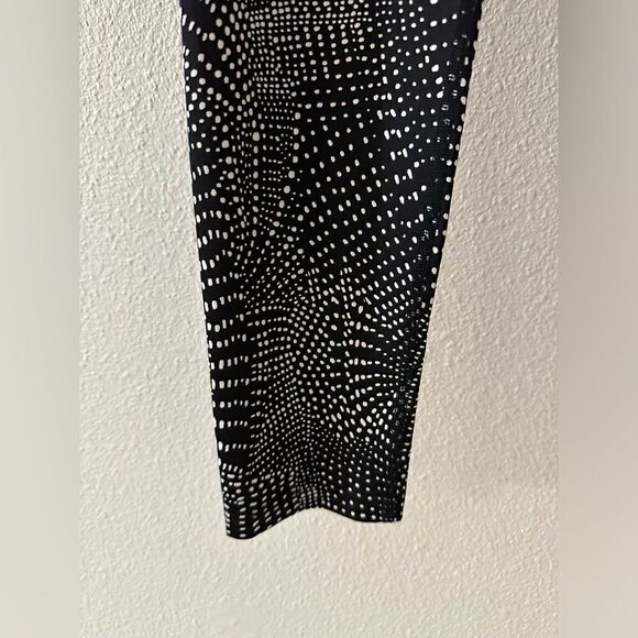 Beyond Yoga Lux Print Capri Legging in Swirling Dot Sz. M - Picture 3 of 9